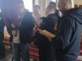 11. uczniowie na rekolekcjach z o. Walentym stoją przy stacji Drogi Krzyżowej w kościele