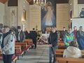 13. uczniowie i nauczyciele na rekolekcjach w kościele stoją i modlą się podczas Drogi Krzyżowej