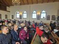 4. rekolekcje w kościele uczniowie i nauczyciele siedzą w ławkach słuchają nauki rekolekcyjnej