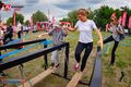 Nauczyciel wspiera ucznia w pokonaniu przeszkody