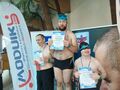 Maciej dumnie pozuje do zdjęcia ponieważ zajął I miejsce. 