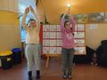 Dwie dziewczynki unoszą ręce do góry