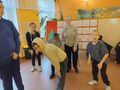 Sześcioro uczniów próbuje wykonać przysiad