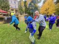 4. Uczniowie z nauczycielem biegną slalomem trzymając ziemniaka na dużej łyżce 