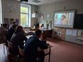 uczniowie ogladaja film edukacyjny