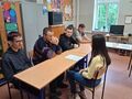 uczniowie prowadza panel dyskusyjny z psychologiem szkolnym