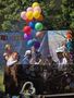 ablsowenci oraz wychowawczynie siedzą na scenie w stworzonym koszu z balonami