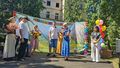 pani dyrektor wręcza dyplom uczniowi na scenie