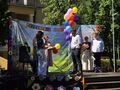 panie dyrektor stoją na scenie razem z absolwentami