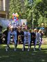 panie tańczą w zespole w parku ubrane na czarno biało
