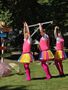 trzech panów występuje w parku przebranych za baletnice