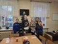 3. Solenizantka pozuje do wspólnego zdjęcia z wychowawcą i klegami 