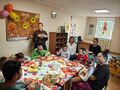 Na zdjęciu widzimy uczniów oraz panie. Wszyscy znajdują się w klasie i świętują urodziny chłopca 