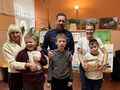 Dzieci biorące udział w konkursie z wychowawczynią panią dyrektor i policjantem