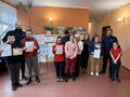 Nauczyciele z policjantem pania dyrektor i uczniami