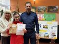 Uczennica z policjantem i panią dyrektor