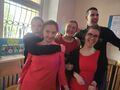 1. Pięcioro uczniów pozuje wspólnie do zdjęcia 