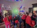2. Uczniowie tańczą podczas zabawy walentynkowej 