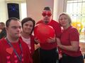 8. Dwie panie pozuja z uczniami do zdjęcia 