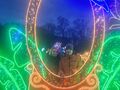 17.uczeń i nauczyciel pozują do zdjęcia w Lumina Parku