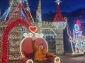 18.uczeń pozuje do zdjęcia w Lumina Parku