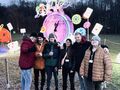 21.uczniowie pozują do zdjęcia w Lumina Parku