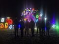 22.uczniowie pozują do zdjęcia w Lumina Parku