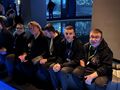 3.uczniowie z nauczycielem siedzą podczas projekcji filmu w Hydropolis