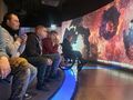 4.uczniowie siedzą i oglądają film w Hydropolis