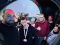 9.uczniowie i nauczyciele pozują do zdjęcia na wystawie w Hydropolis