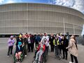 uczniowie pozują do zdjęcia przed stadionem we Wrocławiu