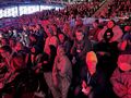 uczniowie siedzą na widowni w Hali Orbita