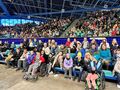 uczniowie siedzą na widowni w Hali Orbita we Wrocławiu