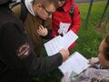 uczniowie czytają napis alfabetem morsa
