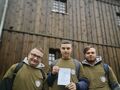 uczniowie pokazują rozwiązaną krzyżówkę