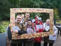 uczniowie pozują w foto ramce