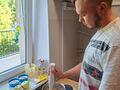 Uczeń rozdrabnia jabłka