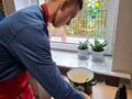 Uczeń smaży gofry