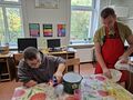 Uczniowie przygotowują ciasto na gofry