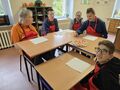 6. Chłopcy czekają na degustację przekąsek 
