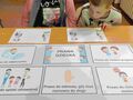 uczniowie siedzą przy ławkach w klasie i analizują karty pracy