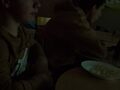 Chłopcy oglądają film i jedzą popcorn