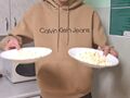 Uczeń trzyma talerze z popcornem