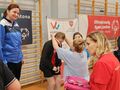 10 nasza zawodniczka na podium otrzymuje medal