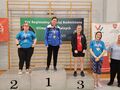 11 zawodniczki stoją na podium z medalami