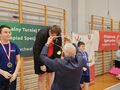 12 nasz zawodnik otrzymuje medal stojąc na podium