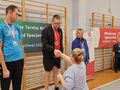 15 zawodnicy stoją na podium i otrzymują medale