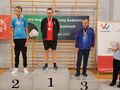 16 zawodnicy stoją na podium z medalami