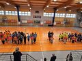 2 wszystkie kluby ustawione na sali sportowej