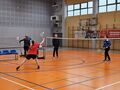 6 zawodniczki grają mecz badmintona